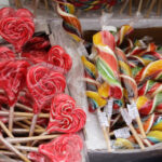 Święto Kielc. Ruszył jarmark na "Sienkiewce". Ręcznie robione lizaki, z naturalnych składników, przybyły do Kielc z Litwy. / Wojciech Habdas / Radio Kielce