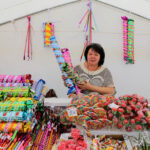 Święto Kielc. Ruszył jarmark na "Sienkiewce". Ręcznie robione lizaki, z naturalnych składników, przybyły do Kielc z Litwy. / Wojciech Habdas / Radio Kielce