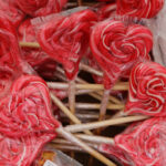 Święto Kielc. Ruszył jarmark na "Sienkiewce". Ręcznie robione lizaki, z naturalnych składników, przybyły do Kielc z Litwy. / Wojciech Habdas / Radio Kielce