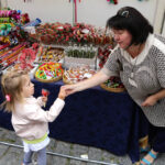 Święto Kielc. Ruszył jarmark na "Sienkiewce". Ręcznie robione lizaki, z naturalnych składników, przybyły do Kielc z Litwy. / Wojciech Habdas / Radio Kielce