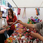 Święto Kielc. Ruszył jarmark na "Sienkiewce". Ręcznie robione lizaki, z naturalnych składników, przybyły do Kielc z Litwy. / Wojciech Habdas / Radio Kielce