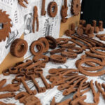 Święto Kielc. Ruszył jarmark na "Sienkiewce". Czekoladowe narzędzia do złudzenia przypominają prawdziwe. / Wojciech Habdas / Radio Kielce