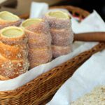 Święto Kielc. Ruszył jarmark na "Sienkiewce". Węgierskie kołacze (kürtős kalács) / Wojciech Habdas / Radio Kielce