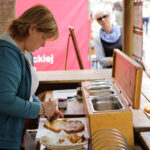 Święto Kielc. Ruszył jarmark na "Sienkiewce". Charakterystyczne dla kuchni węgierskiej placki Langosz (lángos). / Wojciech Habdas / Radio Kielce