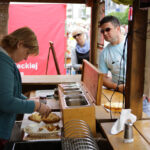 Święto Kielc. Ruszył jarmark na "Sienkiewce". Charakterystyczne dla kuchni węgierskiej placki Langosz (lángos). / Wojciech Habdas / Radio Kielce