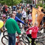 Ulicami Kielc przejechała Masa Krytyczna. Młodzi i starsi rowerzyści zwrócili w ten sposób uwagę na swoje problemy komunikacyjne. / Stanisław Blinstrub / Radio Kielce