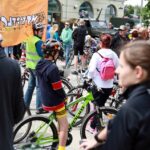 Ulicami Kielc przejechała Masa Krytyczna. Młodzi i starsi rowerzyści zwrócili w ten sposób uwagę na swoje problemy komunikacyjne. / Stanisław Blinstrub / Radio Kielce