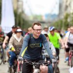 Ulicami Kielc przejechała Masa Krytyczna. Młodzi i starsi rowerzyści zwrócili w ten sposób uwagę na swoje problemy komunikacyjne. / Stanisław Blinstrub / Radio Kielce