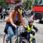 Ulicami Kielc przejechała Masa Krytyczna. Młodzi i starsi rowerzyści zwrócili w ten sposób uwagę na swoje problemy komunikacyjne. / Stanisław Blinstrub / Radio Kielce