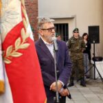 Na murze dawnego więzienia przy ulicy Zamkowej zostały odsłonięte wykonane na porcelanie zdjęcia osób zamordowanych, albo wysłanych stąd na śmierć / Stanisław Blinstrub / Radio Kielce