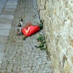 Na murze dawnego więzienia przy ulicy Zamkowej zostały odsłonięte wykonane na porcelanie zdjęcia osób zamordowanych, albo wysłanych stąd na śmierć / Stanisław Blinstrub / Radio Kielce