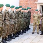 Na murze dawnego więzienia przy ulicy Zamkowej zostały odsłonięte wykonane na porcelanie zdjęcia osób zamordowanych, albo wysłanych stąd na śmierć / Stanisław Blinstrub / Radio Kielce