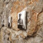 Na murze dawnego więzienia przy ulicy Zamkowej zostały odsłonięte wykonane na porcelanie zdjęcia osób zamordowanych, albo wysłanych stąd na śmierć / Stanisław Blinstrub / Radio Kielce