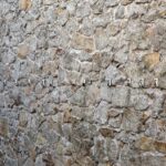 Na murze dawnego więzienia przy ulicy Zamkowej zostały odsłonięte wykonane na porcelanie zdjęcia osób zamordowanych, albo wysłanych stąd na śmierć / Stanisław Blinstrub / Radio Kielce