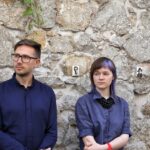 Na murze dawnego więzienia przy ulicy Zamkowej zostały odsłonięte wykonane na porcelanie zdjęcia osób zamordowanych, albo wysłanych stąd na śmierć / Stanisław Blinstrub / Radio Kielce