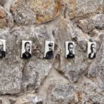 Na murze dawnego więzienia przy ulicy Zamkowej zostały odsłonięte wykonane na porcelanie zdjęcia osób zamordowanych, albo wysłanych stąd na śmierć / Stanisław Blinstrub / Radio Kielce