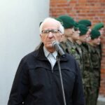 Na murze dawnego więzienia przy ulicy Zamkowej zostały odsłonięte wykonane na porcelanie zdjęcia osób zamordowanych, albo wysłanych stąd na śmierć / Stanisław Blinstrub / Radio Kielce