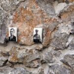 Na murze dawnego więzienia przy ulicy Zamkowej zostały odsłonięte wykonane na porcelanie zdjęcia osób zamordowanych, albo wysłanych stąd na śmierć / Stanisław Blinstrub / Radio Kielce