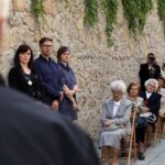 Na murze dawnego więzienia przy ulicy Zamkowej zostały odsłonięte wykonane na porcelanie zdjęcia osób zamordowanych, albo wysłanych stąd na śmierć / Stanisław Blinstrub / Radio Kielce