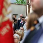 Na murze dawnego więzienia przy ulicy Zamkowej zostały odsłonięte wykonane na porcelanie zdjęcia osób zamordowanych, albo wysłanych stąd na śmierć / Stanisław Blinstrub / Radio Kielce