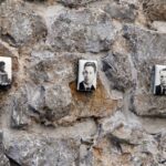 Na murze dawnego więzienia przy ulicy Zamkowej zostały odsłonięte wykonane na porcelanie zdjęcia osób zamordowanych, albo wysłanych stąd na śmierć / Stanisław Blinstrub / Radio Kielce