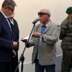 Na murze dawnego więzienia przy ulicy Zamkowej zostały odsłonięte wykonane na porcelanie zdjęcia osób zamordowanych, albo wysłanych stąd na śmierć / Stanisław Blinstrub / Radio Kielce