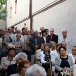 Na murze dawnego więzienia przy ulicy Zamkowej zostały odsłonięte wykonane na porcelanie zdjęcia osób zamordowanych, albo wysłanych stąd na śmierć / Stanisław Blinstrub / Radio Kielce