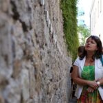 Na murze dawnego więzienia przy ulicy Zamkowej zostały odsłonięte wykonane na porcelanie zdjęcia osób zamordowanych, albo wysłanych stąd na śmierć / Stanisław Blinstrub / Radio Kielce