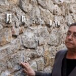 Na murze dawnego więzienia przy ulicy Zamkowej zostały odsłonięte wykonane na porcelanie zdjęcia osób zamordowanych, albo wysłanych stąd na śmierć / Stanisław Blinstrub / Radio Kielce