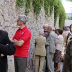 Na murze dawnego więzienia przy ulicy Zamkowej zostały odsłonięte wykonane na porcelanie zdjęcia osób zamordowanych, albo wysłanych stąd na śmierć / Stanisław Blinstrub / Radio Kielce