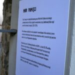 Na murze dawnego więzienia przy ulicy Zamkowej zostały odsłonięte wykonane na porcelanie zdjęcia osób zamordowanych, albo wysłanych stąd na śmierć / Stanisław Blinstrub / Radio Kielce