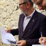 Na murze dawnego więzienia przy ulicy Zamkowej zostały odsłonięte wykonane na porcelanie zdjęcia osób zamordowanych, albo wysłanych stąd na śmierć / Stanisław Blinstrub / Radio Kielce