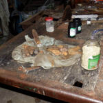 W gminie Gnojno najprawdopodobniej podczas próby demontażu pocisku, doszło do wybuchu. Z obrażeniami górnych kończyn do szpitala trafił 15 – letni chłopak. / mat. policji