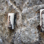 Wykonane na porcelanie zdjęcia osób zamordowanych w więzieniu przy ul. Zamkowej zawisły na dawnym murze więzienia. / OMPiO