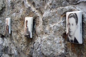 Wykonane na porcelanie zdjęcia osób zamordowanych w więzieniu przy ul. Zamkowej zawisły na dawnym murze więzienia. / OMPiO