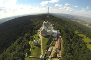 Montaż kopuły wieży klasztoru na Świętym Krzyżu. / Wojciech Habdas / Radio Kielce