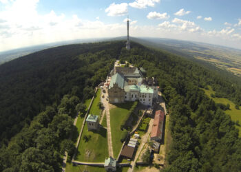 Montaż kopuły wieży klasztoru na Świętym Krzyżu. / Wojciech Habdas / Radio Kielce