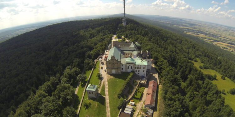 Montaż kopuły wieży klasztoru na Świętym Krzyżu. / Wojciech Habdas / Radio Kielce