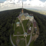 Montaż kopuły wieży klasztoru na Świętym Krzyżu. Montaż drugiego elementu kopuły. / Wojciech Habdas / Radio Kielce