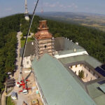 Montaż kopuły wieży klasztoru na Świętym Krzyżu. Montaż drugiego elementu kopuły. / Wojciech Habdas / Radio Kielce