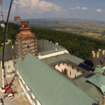 Montaż kopuły wieży klasztoru na Świętym Krzyżu. Montaż trzeciego elementu kopuły. / Wojciech Habdas / Radio Kielce