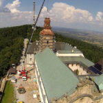 Montaż kopuły wieży klasztoru na Świętym Krzyżu. Montaż trzeciego elementu kopuły. / Wojciech Habdas / Radio Kielce