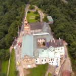 Montaż kopuły wieży klasztoru na Świętym Krzyżu. Kopuła wieży kompletna. / Wojciech Habdas / Radio Kielce