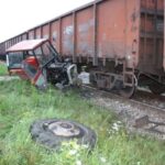 W nocy w miejscowości Januszowice w gminie Gnojno traktorzysta wjechał w pociąg towarowy. / mat. policji