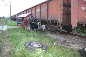 W nocy w miejscowości Januszowice w gminie Gnojno traktorzysta wjechał w pociąg towarowy. / mat. policji