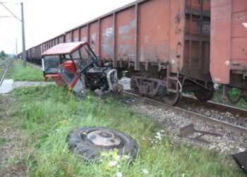 W nocy w miejscowości Januszowice w gminie Gnojno traktorzysta wjechał w pociąg towarowy. / mat. policji
