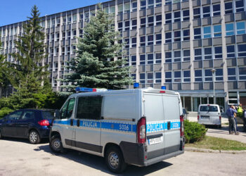 Przed godziną 9.00 ewakuowano Urząd Marszałkowski w Kielcach. / Stanisław Blinstrub / Radio Kielce