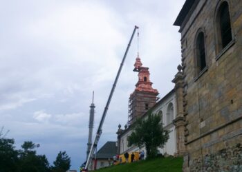 Montaż ostatniego elementu wieży na Św. Krzyżu / Wojciech Habdas / Radio Kielce