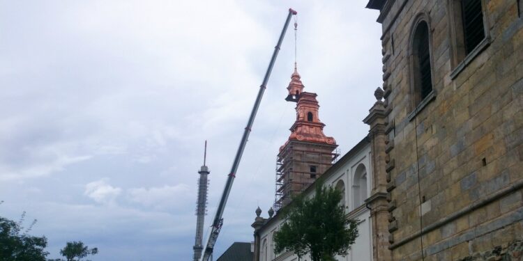 Montaż ostatniego elementu wieży na Św. Krzyżu / Wojciech Habdas / Radio Kielce