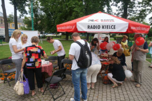 W piątek 18 lipca nasza radiowa ekipa odwiedziła Końskie. Nasz wóz satelitarny ustawił się na skwerze obok kolegiaty pw. św.Mikołaja. / Ewa Kiślak / Radio Kielce